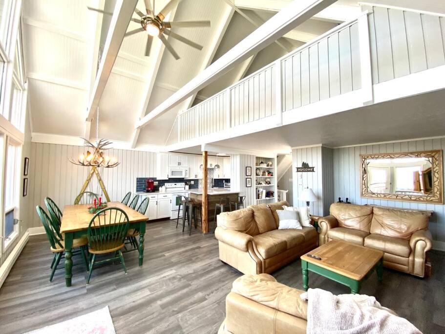 Chalet Cozy Charming Sleeps 11 *