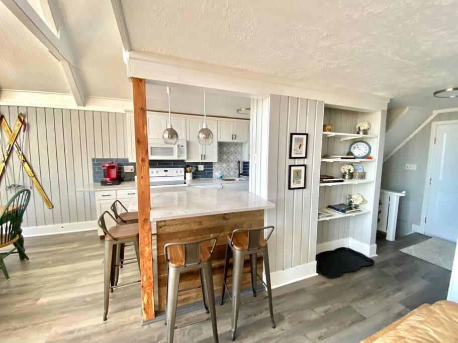 Cozy Charming Sleeps 11 Chalet