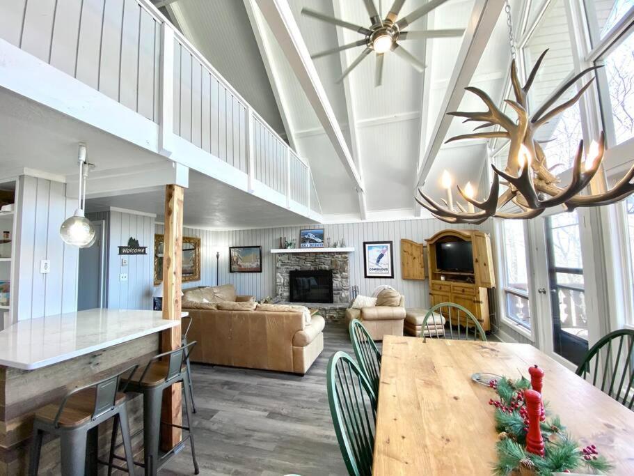 Cozy Charming Sleeps 11 *