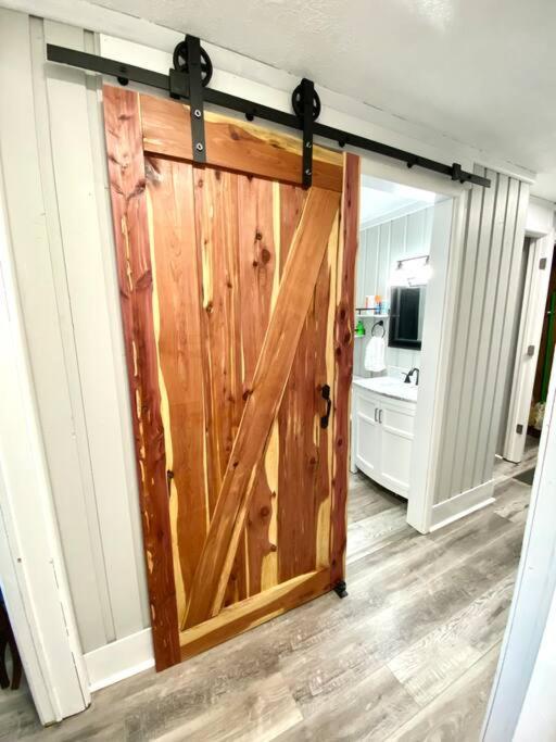 Cozy Charming Sleeps 11 Chalet *