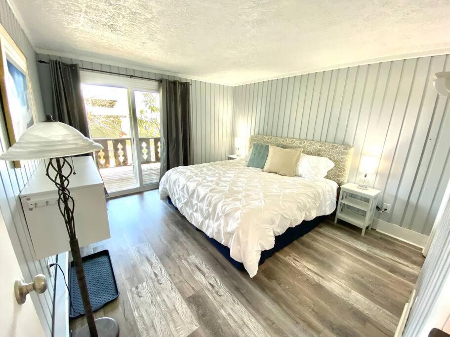 Cozy Charming Sleeps 11 *