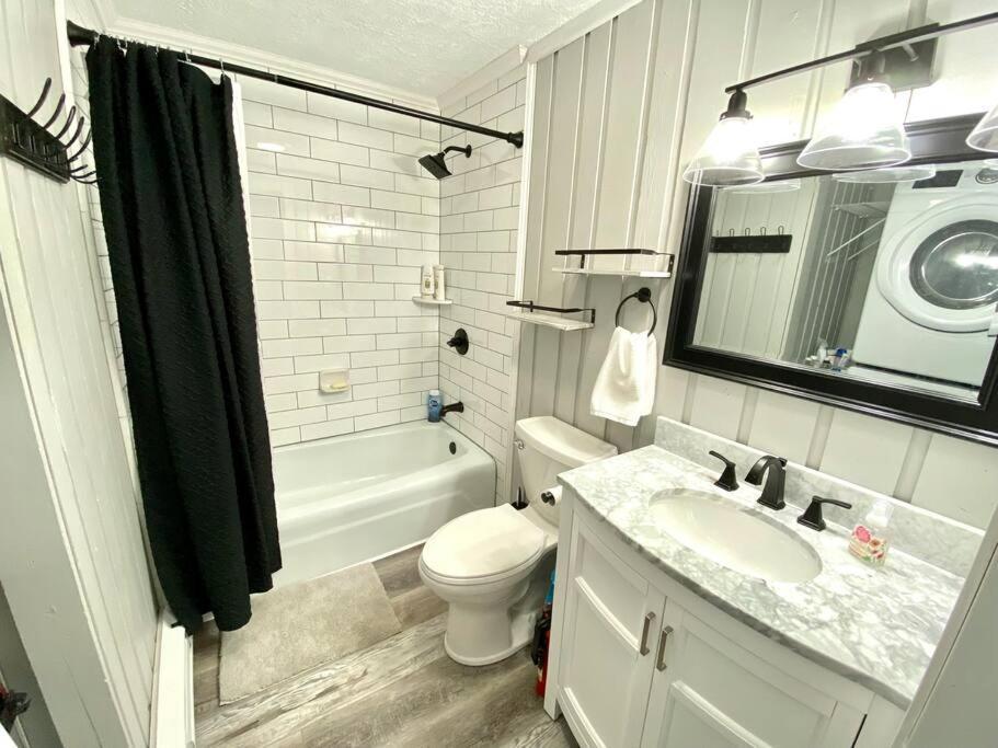 Cozy Charming Sleeps 11 *
