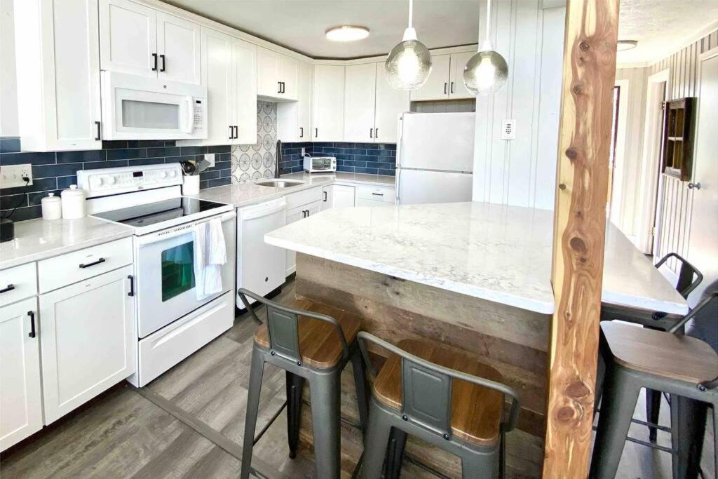 Cozy Charming Sleeps 11 Chalet