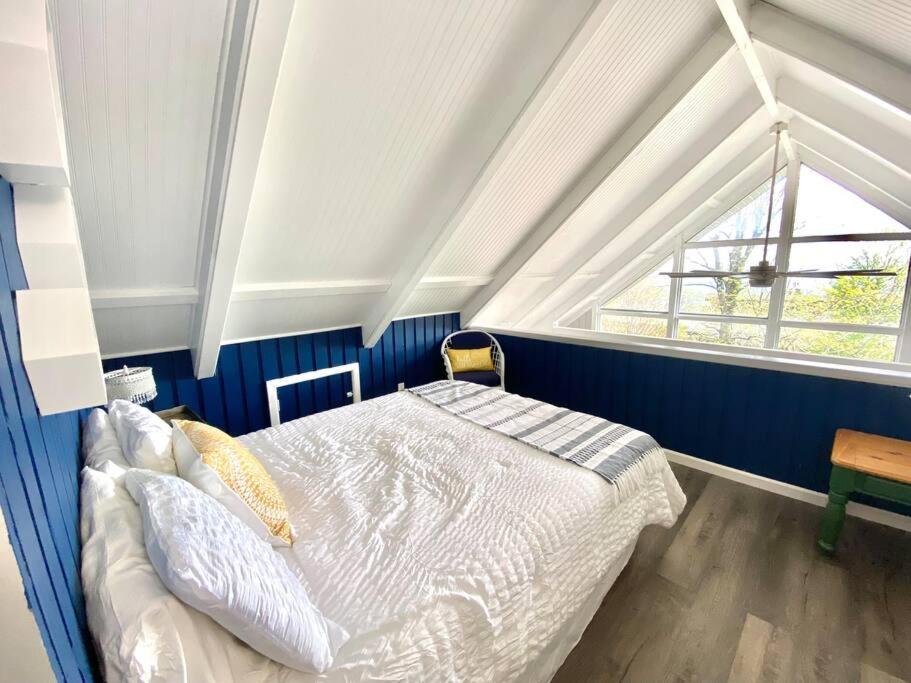 Cozy Charming Sleeps 11 *