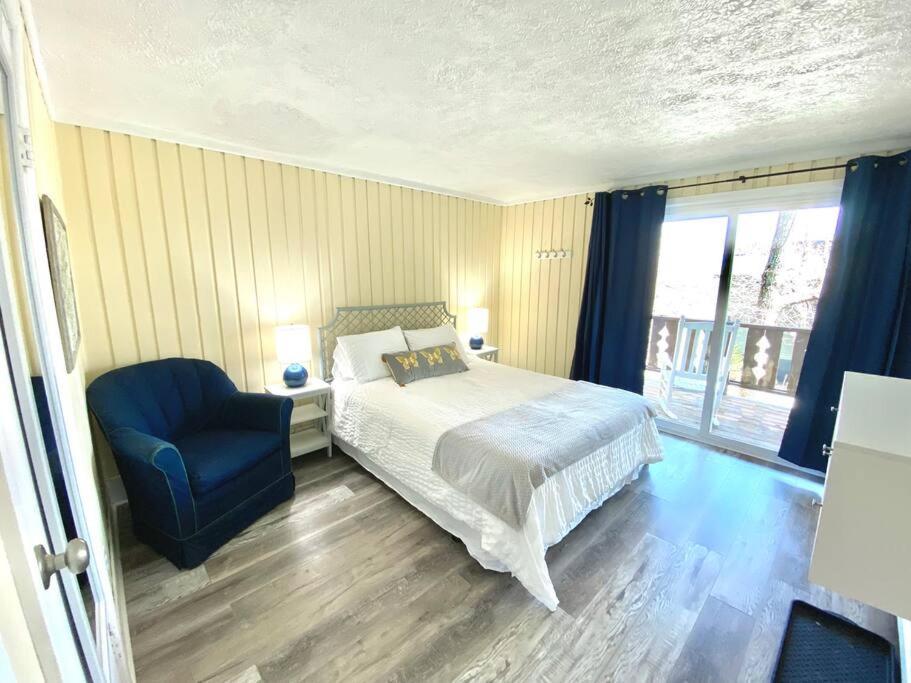 Cozy Charming Sleeps 11 Chalet *